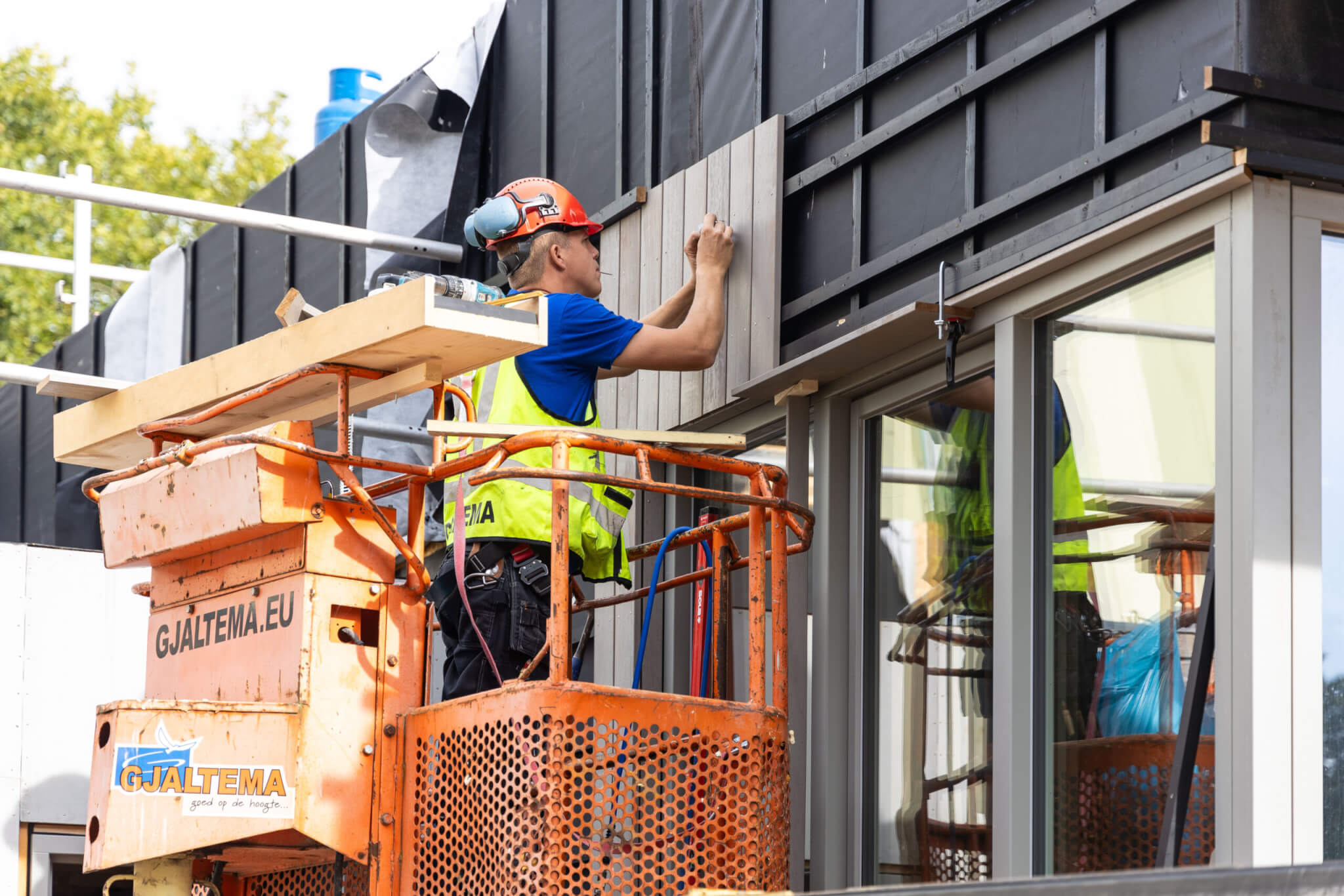 Bouwman aan het werk VV Peize