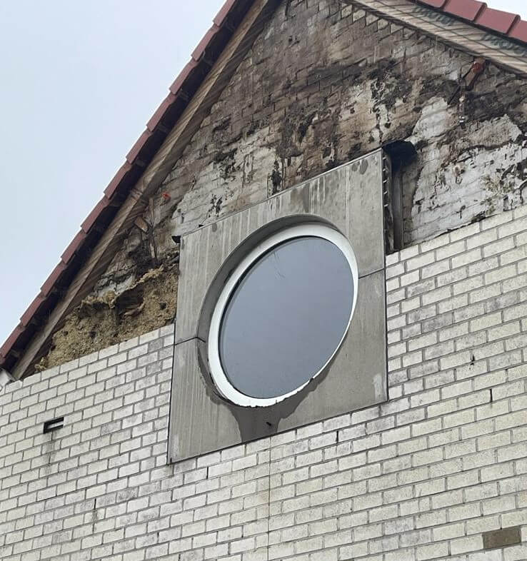 Top van kopgevel zwembadgebouw Suyderoogh