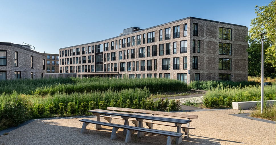 Groenvoorziening met picknicktafel voor ontmoeting de Scheg Wonen Limburg RO Groep
