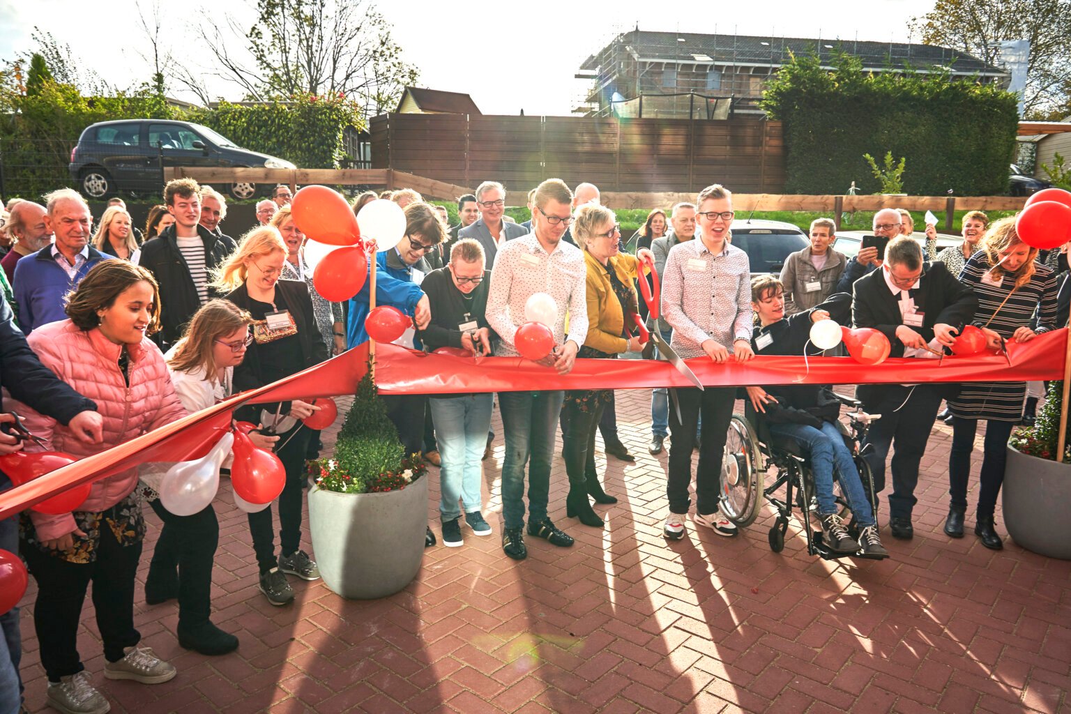 Lint doorknippen met groep mensen