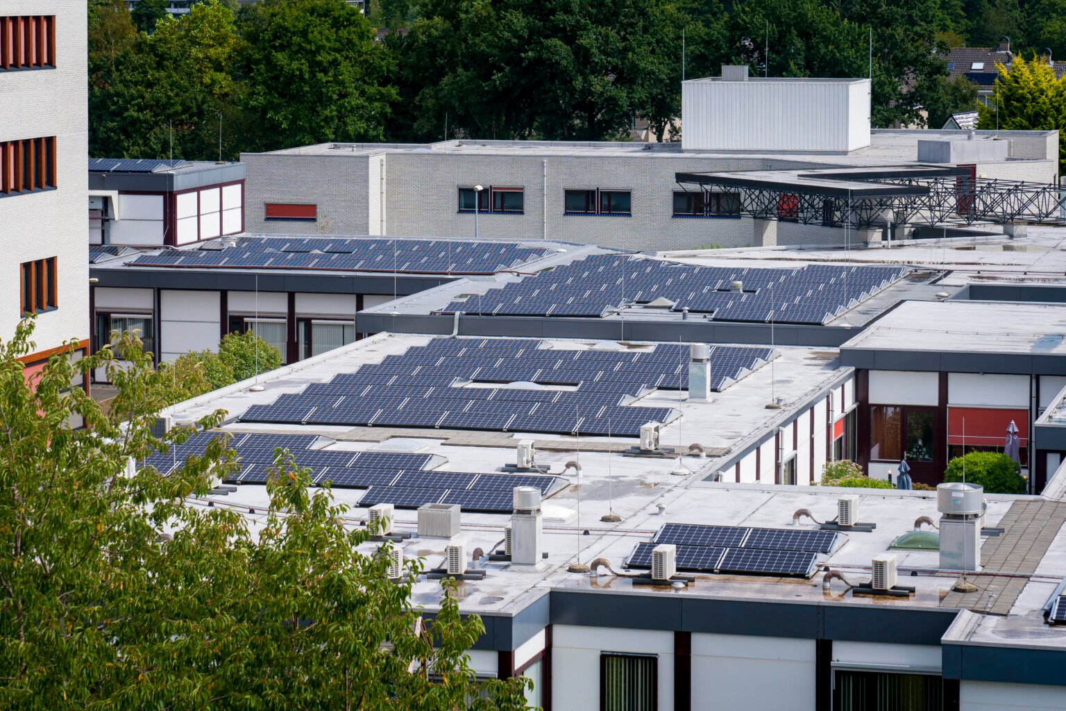Dak met zonnepanelen