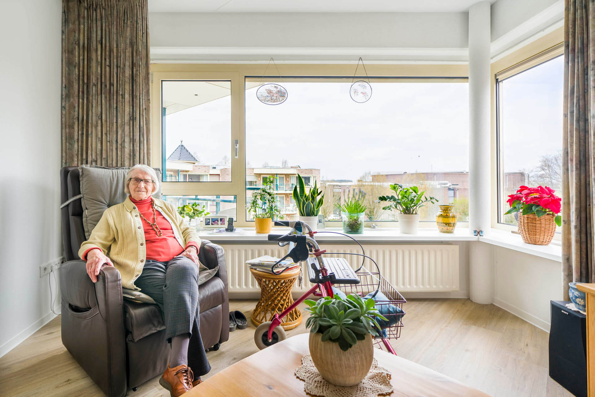 Bewoner op stoel in kamer