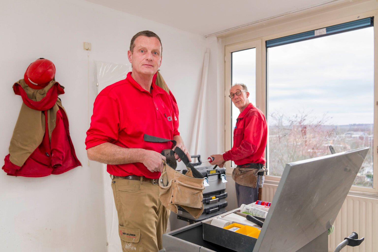 Twee medewerkers in kamer