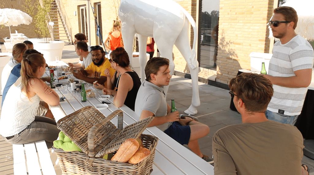 Mensen aan tafel op dakterras
