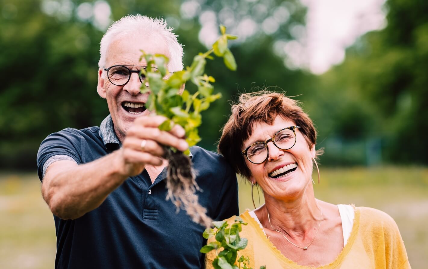 Twee lachende mensen