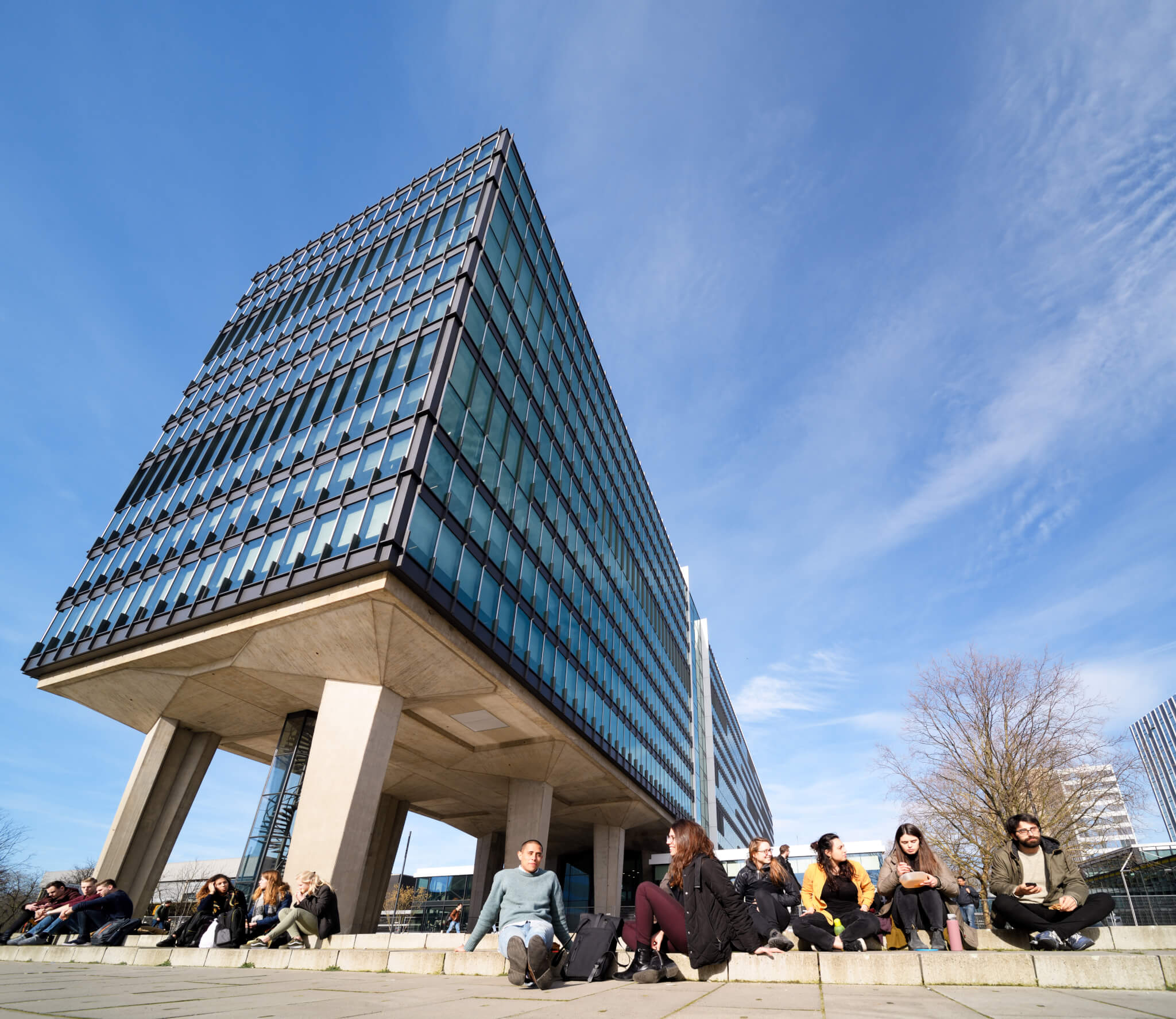 studenten op trap voor gebouw Atlas