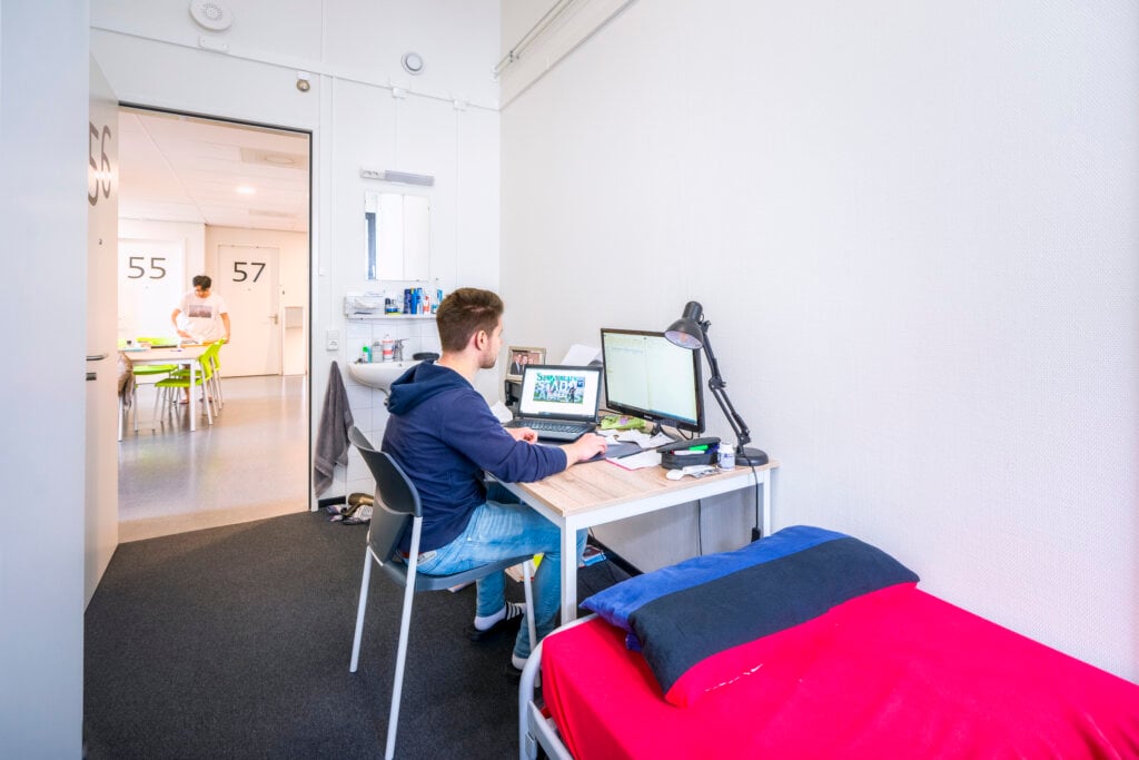 Student op zijn kamer op de stadscampus Connect-U