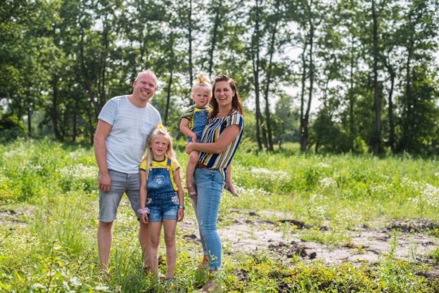 Michel en Frouwkje met hun twee dochters op hun kavel