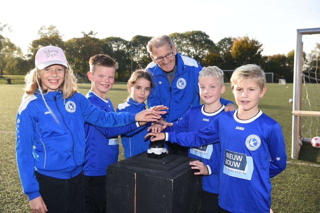 Groep kinderen drukt op knop Sporthal Nijlân