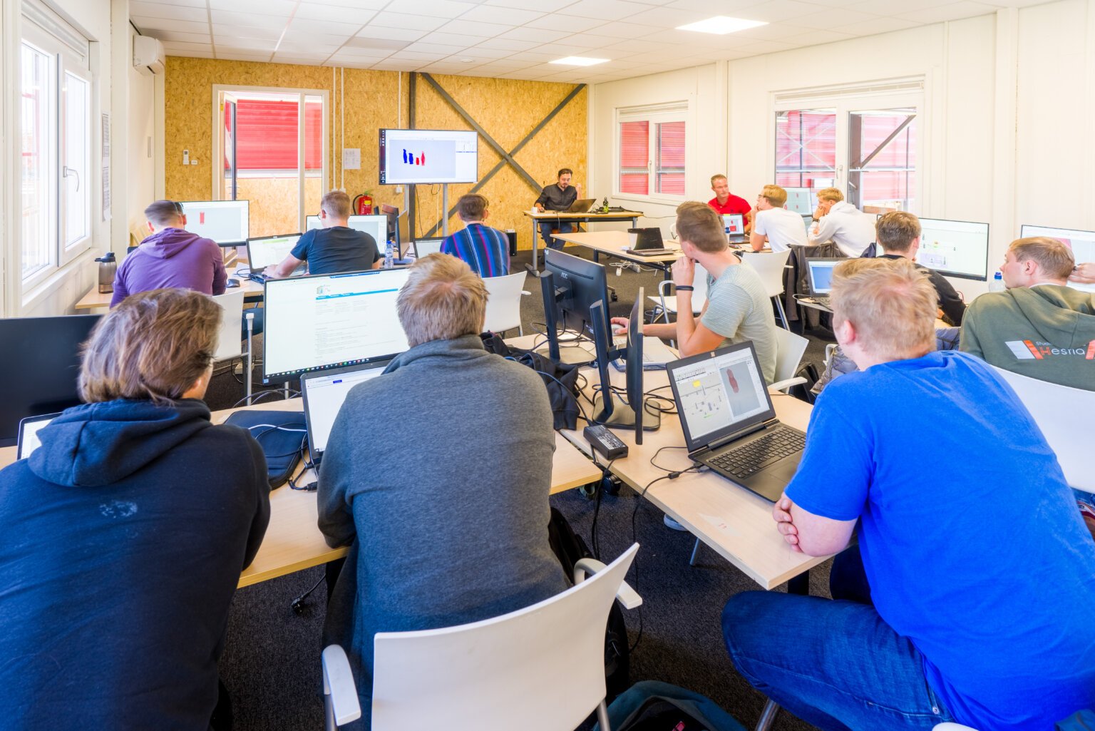 Groep mensen volgt presentatie in lokaal