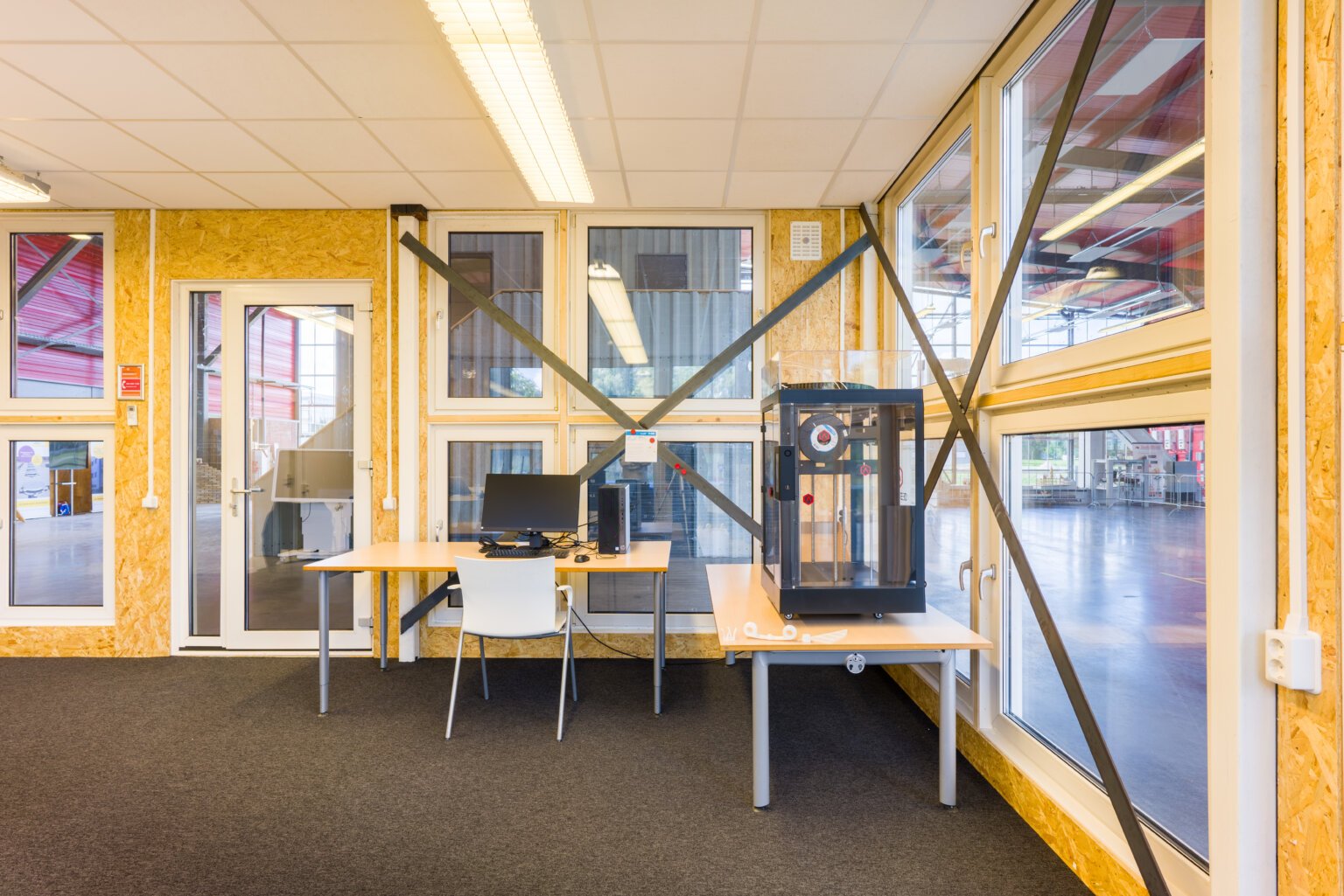 Interieur met printer en computer
