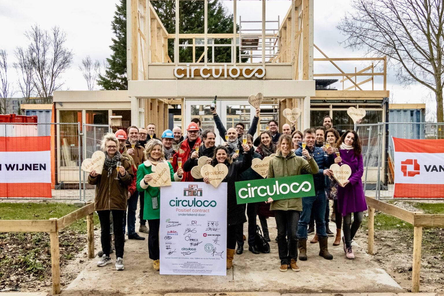Groepsfoto voor circulair paviljoen Circuloco op Floriade Almere met Van Wijnen