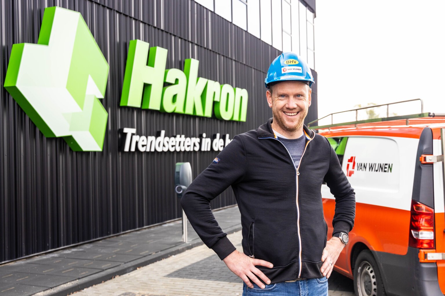 Christian van ’t Slot met helm voor pand Hakron