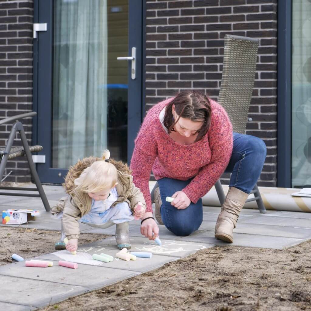 Moeder en kind spelen in achtertuin