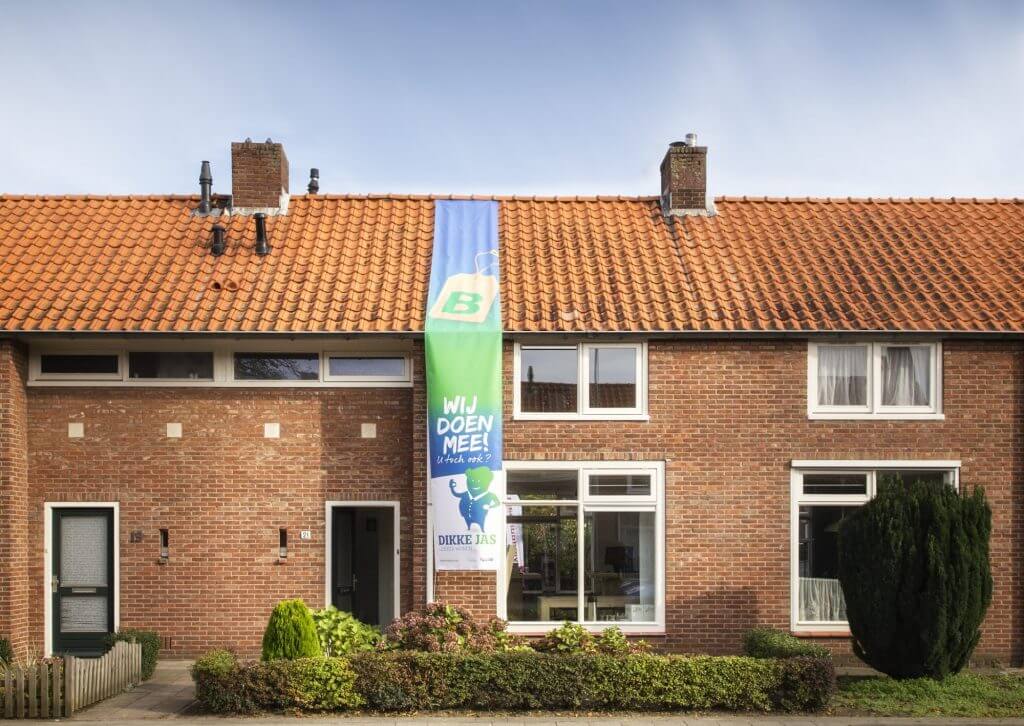 Rijhuis met banner vlag Dikke Jas