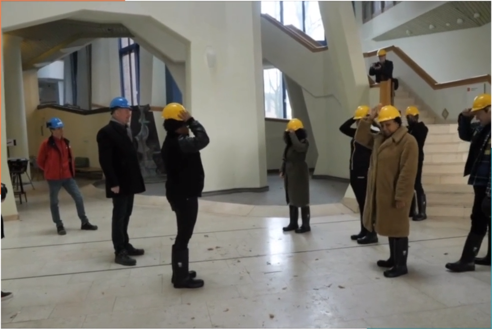 Groep mensen in zandkasteel