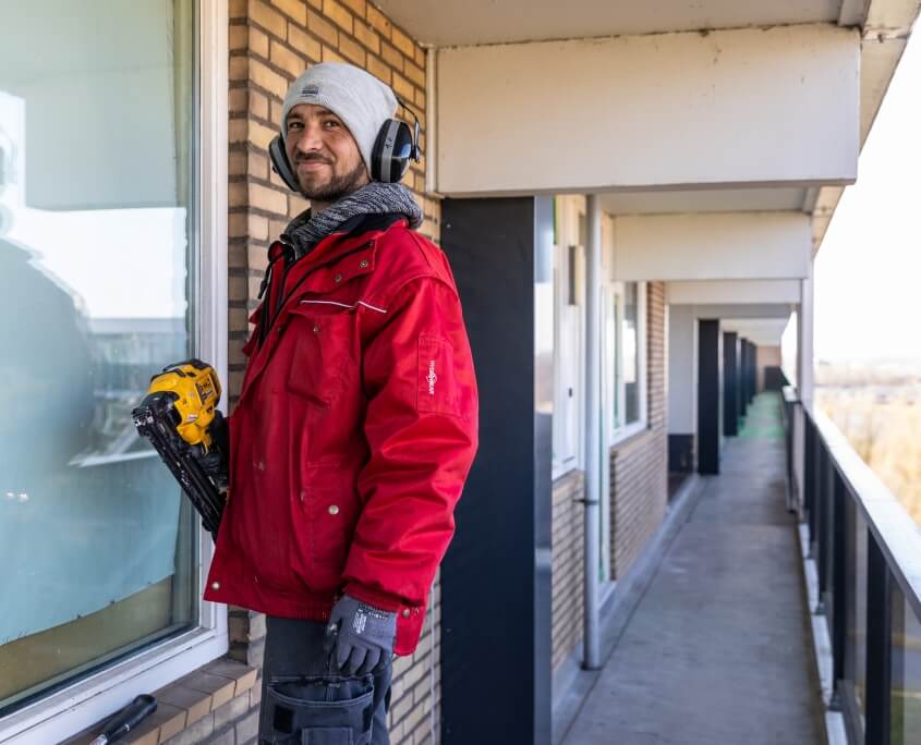Medewerker bij kozijn