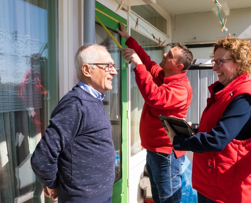 Twee medewerkers met bewoner