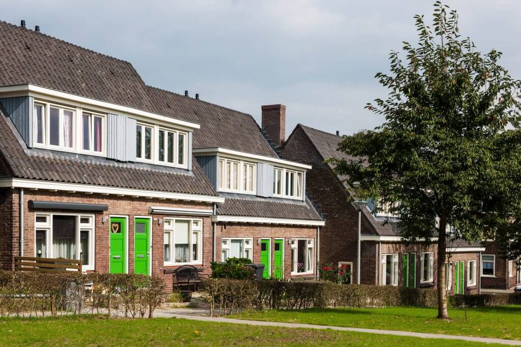 Rij huizen met groene deuren