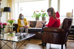 Bewoner met medewerker