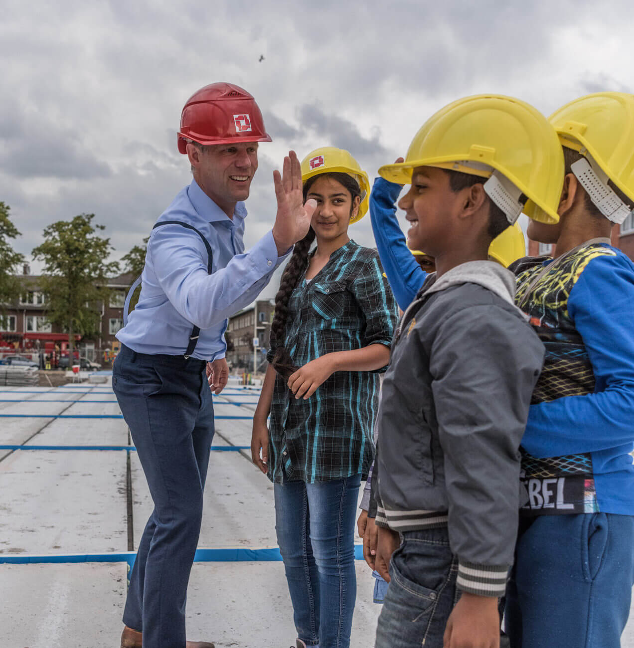 Medewerker high-five met kinderen