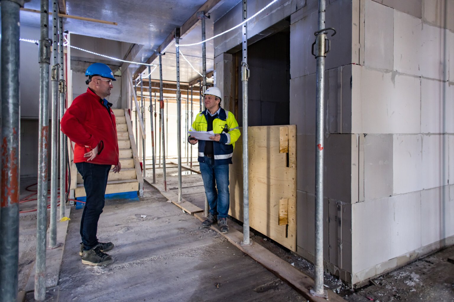 Twee werknemers op werkplaats