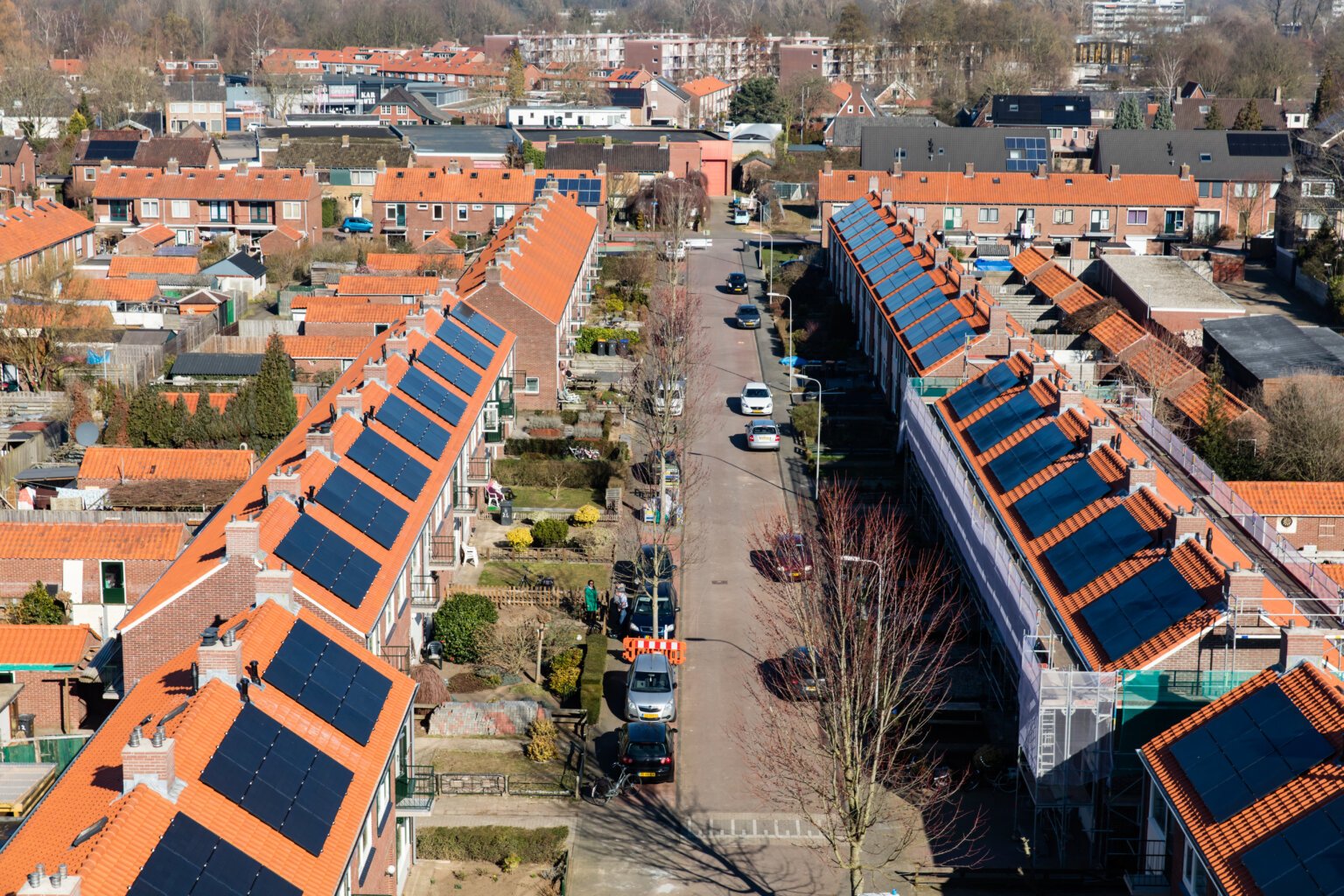 Dronefoto daken met zonnepanelen