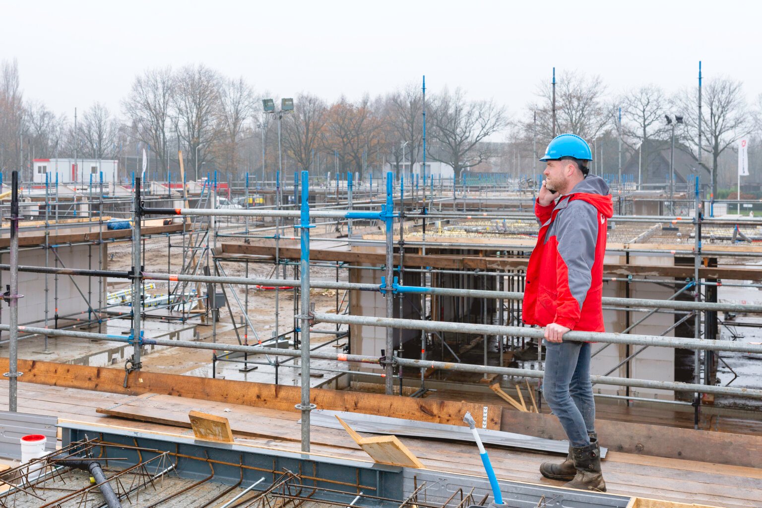 Medewerker op steiger