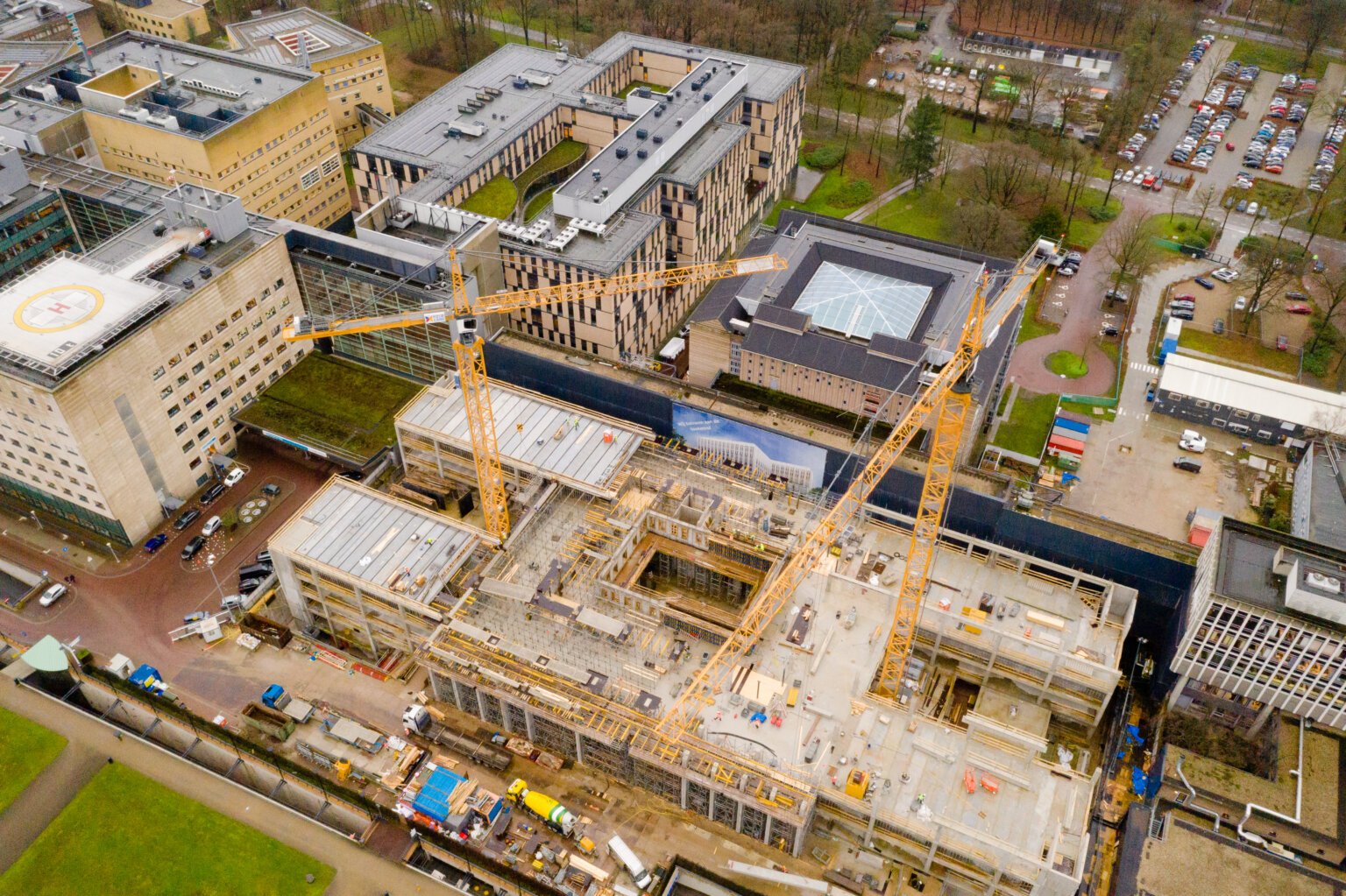 Zorgen-Nijmegen-Radboud-UMC-Nieuwbouw-Gebouw-S-Hoofdgebouw-Ziekenhuis-Bovenaanzicht-1-1536x1023-1