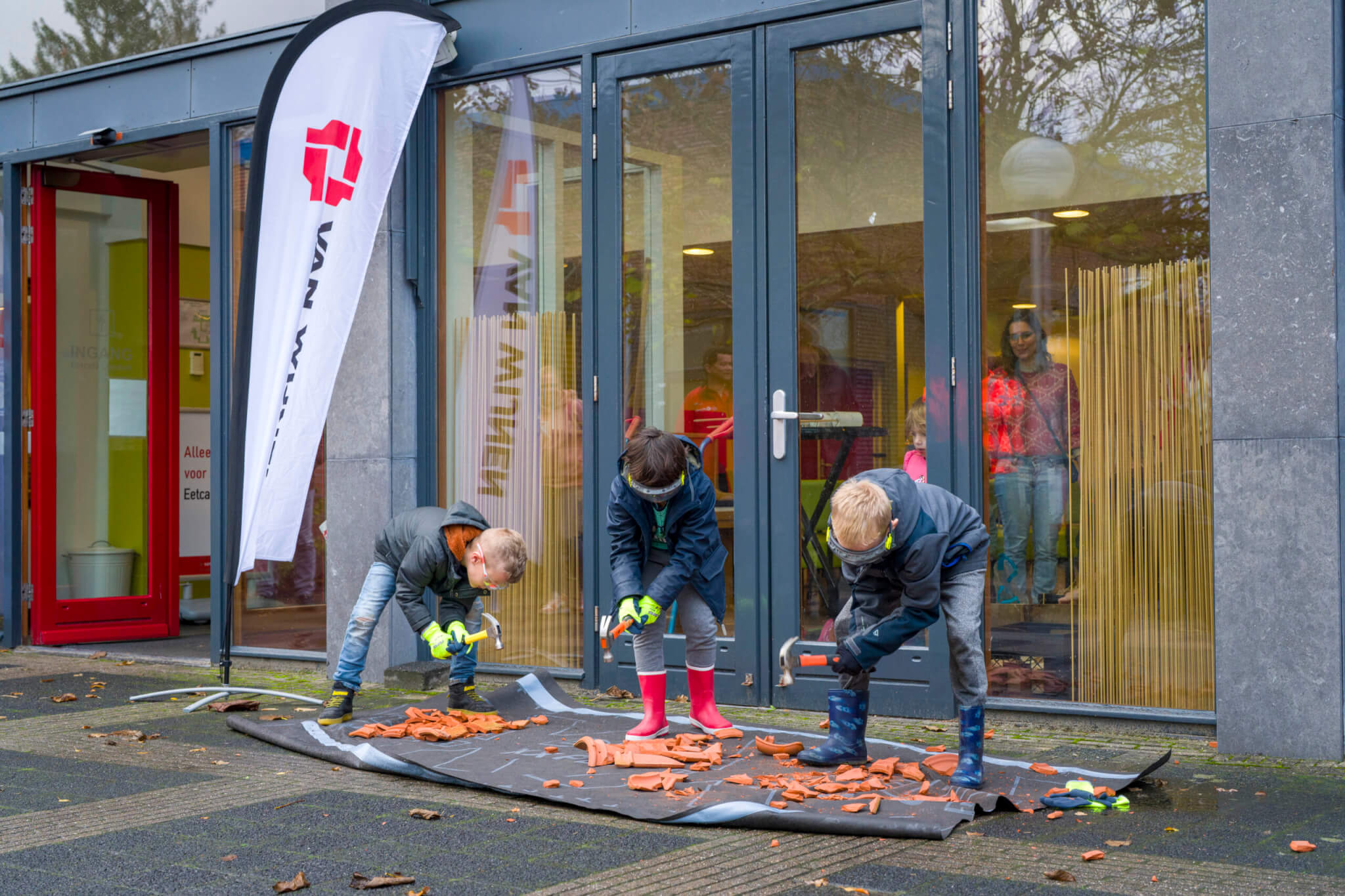 tegels-kapot-slaan-kinderen