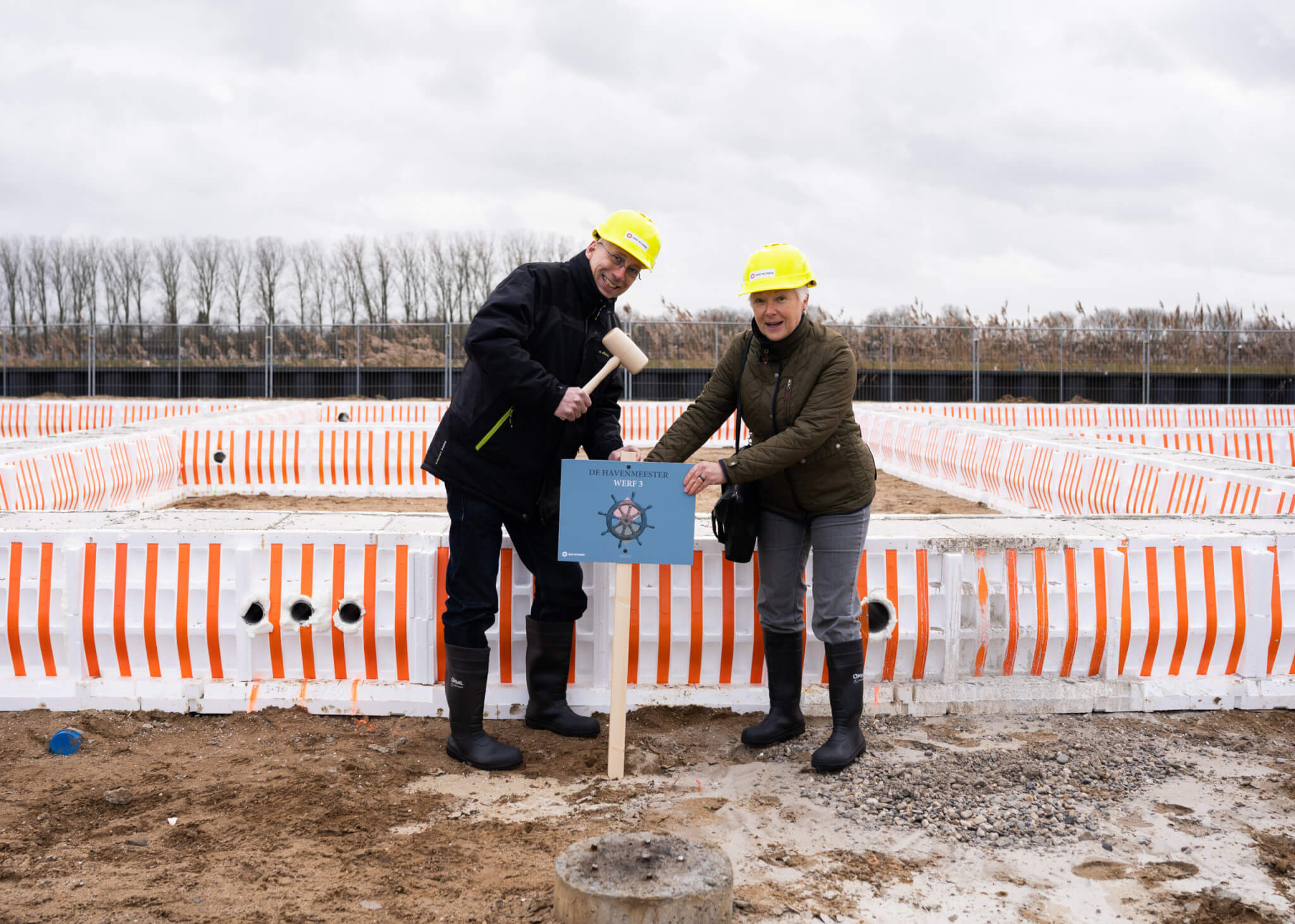 Toekomstige-bewoners-slaan-een-piketpaaltje