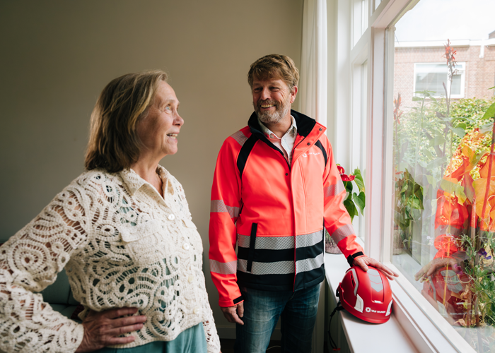 Medewerker Van Wijnen in gesprek met een buurtbewoner