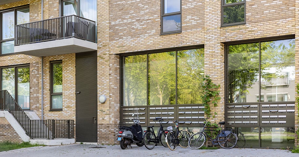 Ingang met postvakjes en fietsen voor de deur LUNO Houten
