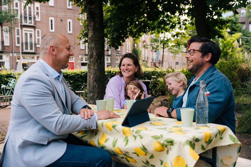 Van Wijnen in gesprek met buurtbewoners