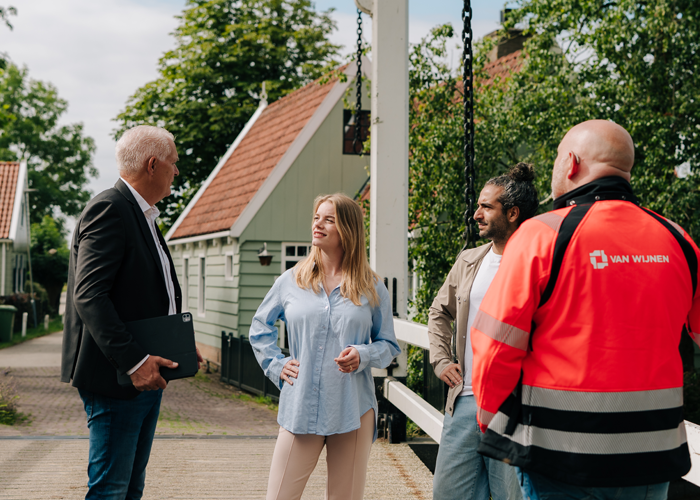 Van Wijnen in gesprek met buurtbewoners