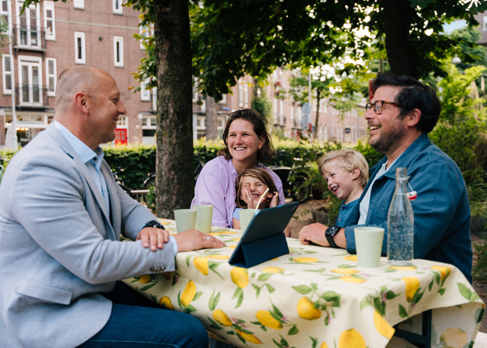 Van Wijnen luistert naar buurtbewoners