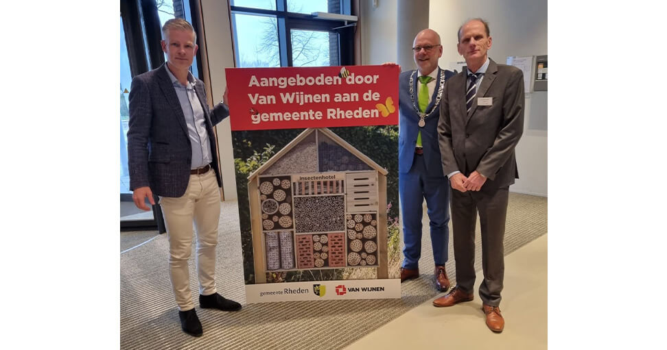 Overhandiging cheque gemeentehuis Rheden