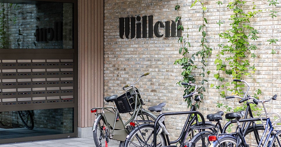 Ingang met postvakjes en fietsen voor de deur Willem Utrecht