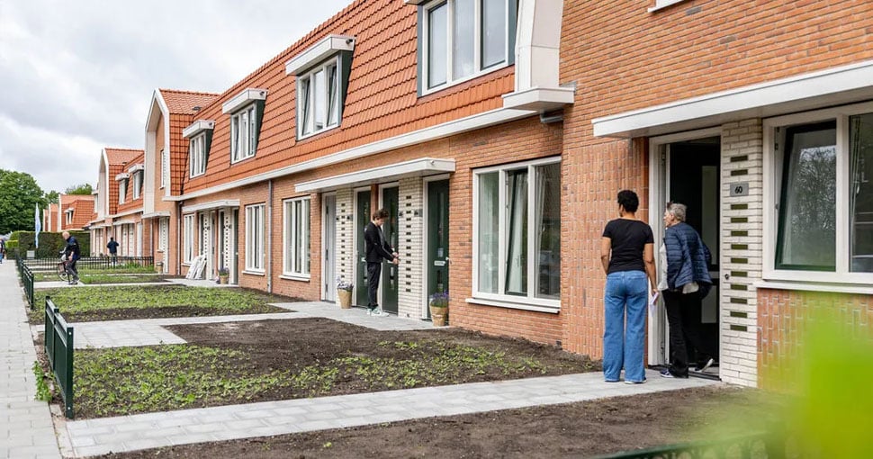 Nieuwe bewoners betreden hun woning Klaarwaterweg Soest Portaal