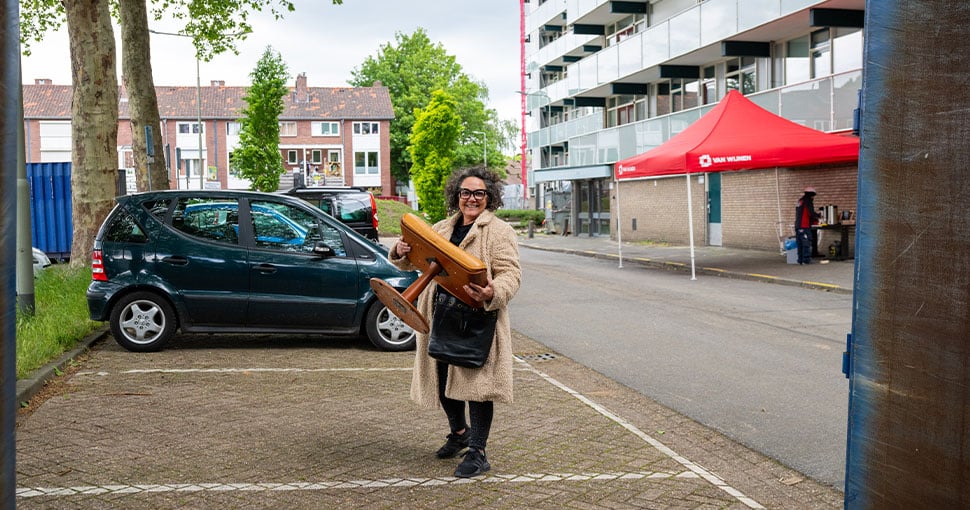 Opruimende bewoner tijdens opruimdag MLK flat Geleen