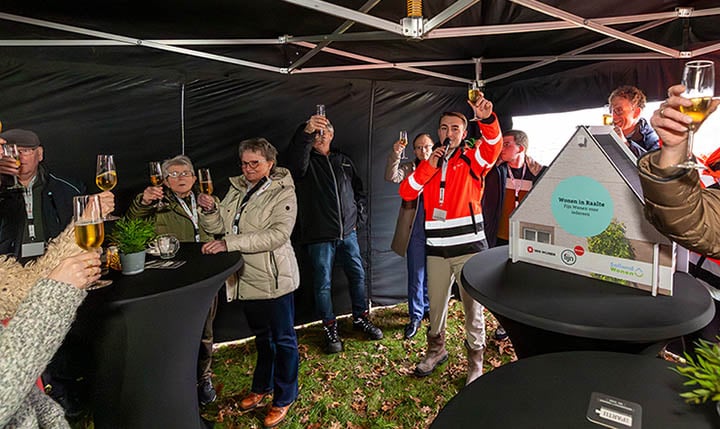 Proosten met bewoners en betrokkenen start bouw Raelterhof