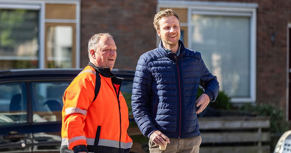 Van Angeren en Plesmanstraat Soesterberg collega in gesprek met bewoner