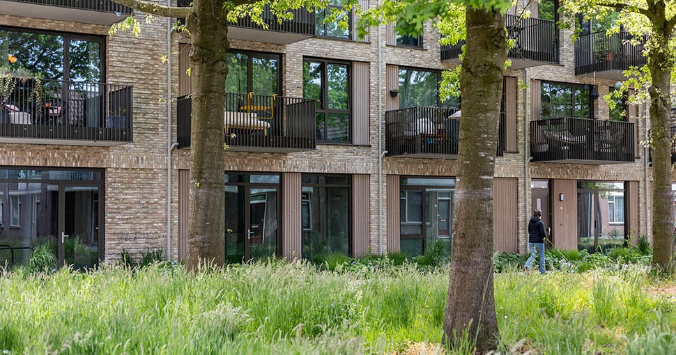 Voorbijganger loopt door natuur langs Willem Utrecht