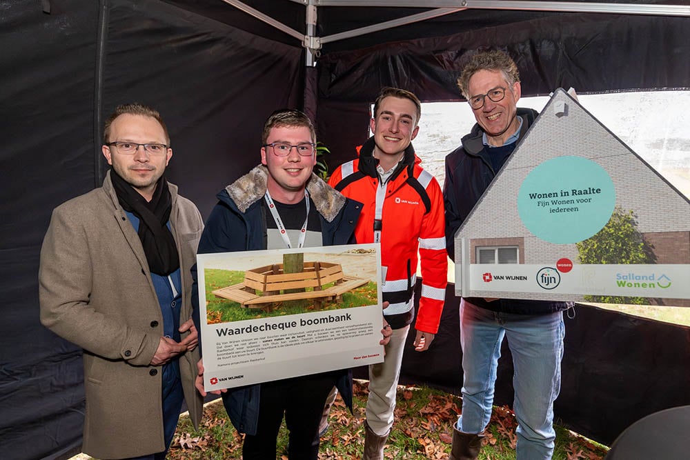 Wethouder Alexander Kreule, toekomstig bewoner Ruben de Beuze, Joris Klein Nagelvoort, projectontwikkelaar Van Wijnen en Hans Veldman, projectmanager Vastgoed SallandWonen