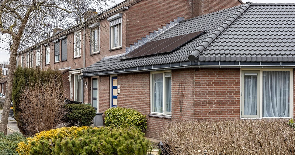 Woning met zonnepanelen en nieuwe dakpannen Maaspoort Den Bosch Zayaz