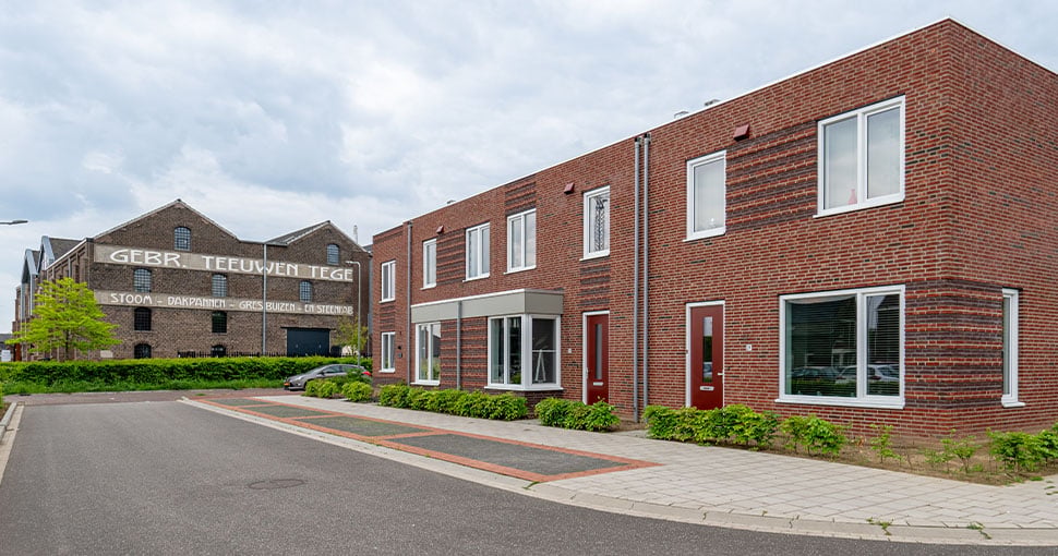 Woningen Oppe Brik Reuver met historisch detail achtergrond
