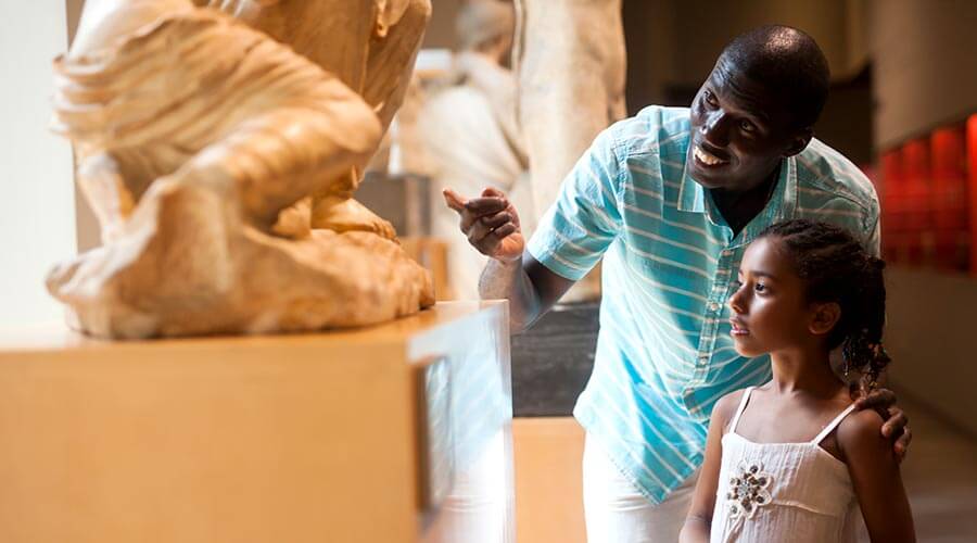 Father and daughter bonding at Cincinnati Art Museum