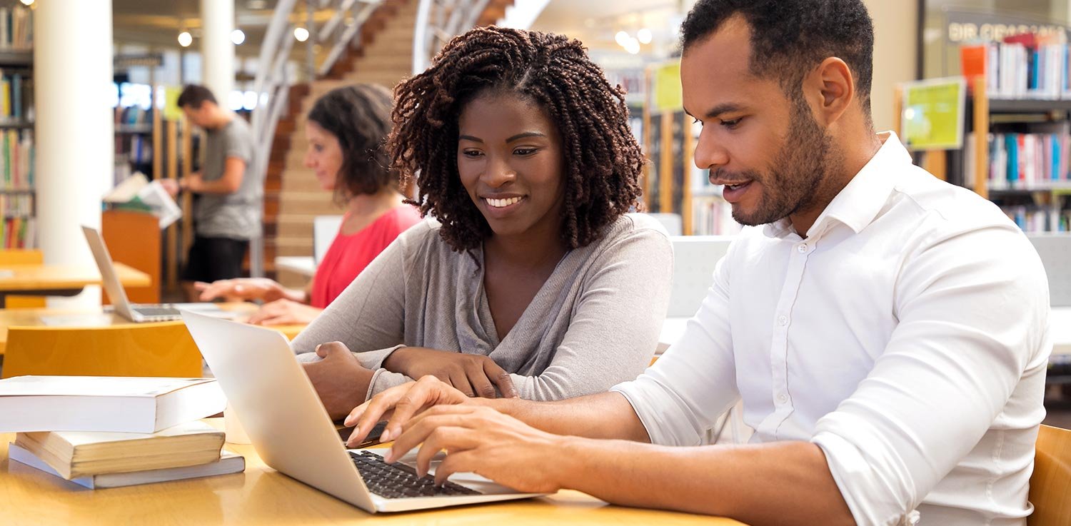 Couple selecting a Columbus, Ohio, natural gas and electricity provider