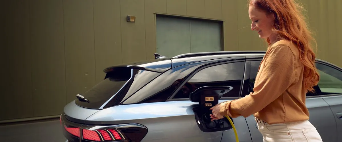 vrouw elektrisch laden