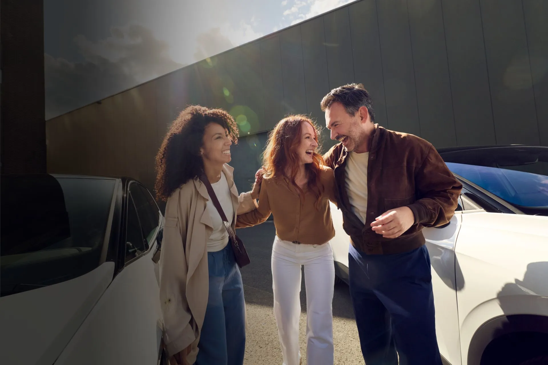 Mensen bij leaseauto